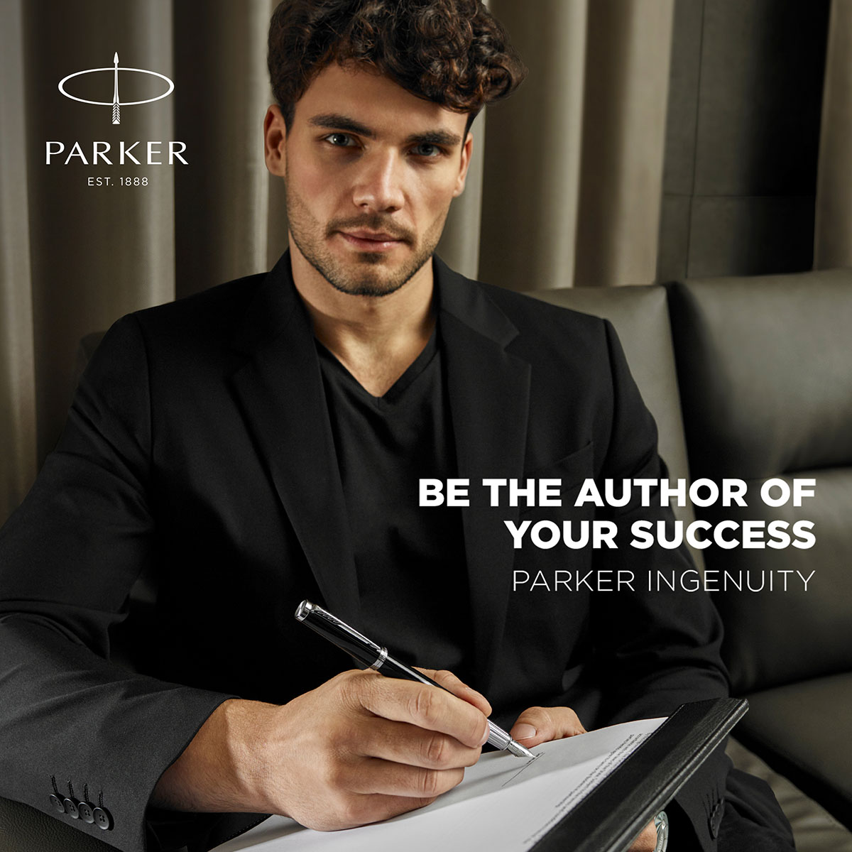 Parker Ingenuity – elegancki mężczyzna w czarnym garniturze piszący piórem Parker. Hasło „Be the author of your success